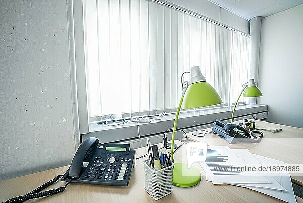 Telefon und grüne Lampen in einer Büroumgebung