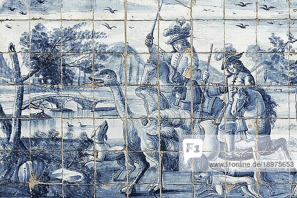 Azulejo  zwei Männer zu Pferd jagen Strauß  bemalte Wandfliesen von Valentim de Almeida  18. Jh.  Kreuzgang Sé do Porto  Porto  Portugal  Europa