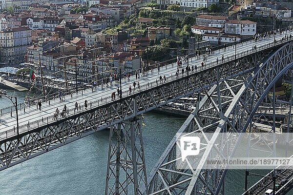 Brücke Ponte D. Luís I  Fachwerk-Bogenbrücke über den Douro  Fußgänger auf der obersten Fahrbahn  Blick von Serra da Pilar  Porto  Portugal  Europa