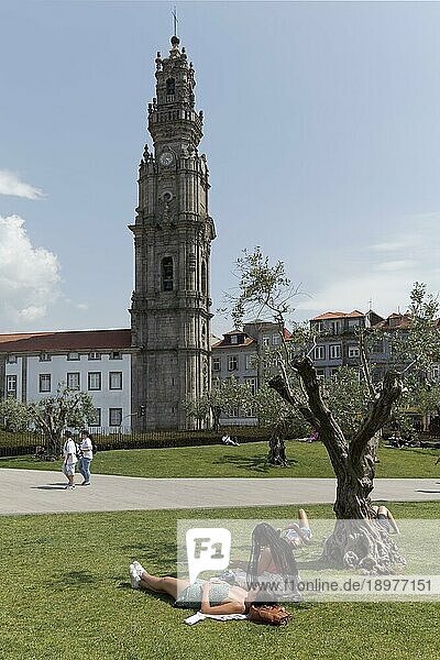 Barocker Kirchturm Torre dos Clérigos  Grünanlage mit Olivenbäumen  Menschen liegen im Gras  Porto  Portugal  Europa