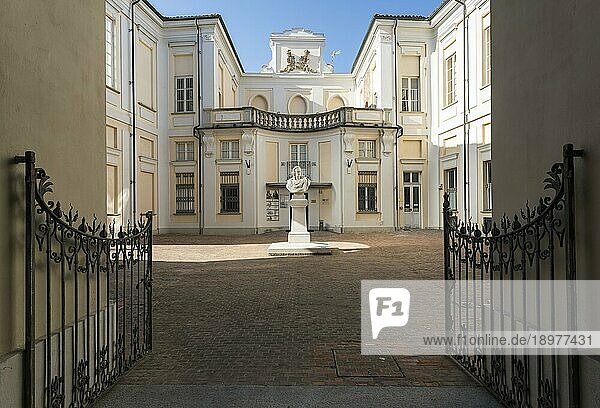 Innenhof mit Büste vom Dichter Vittorio Alfieri  1749-1803  Palazzo Alfieri  Asti  Monferrato  Piemont  Italien  Europa