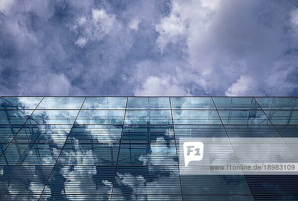 Wolken spiegeln sich in Glassfassade des Kunstmuseum Cube  Stuttgart  Baden-Württemberg  Deutschland  Europa