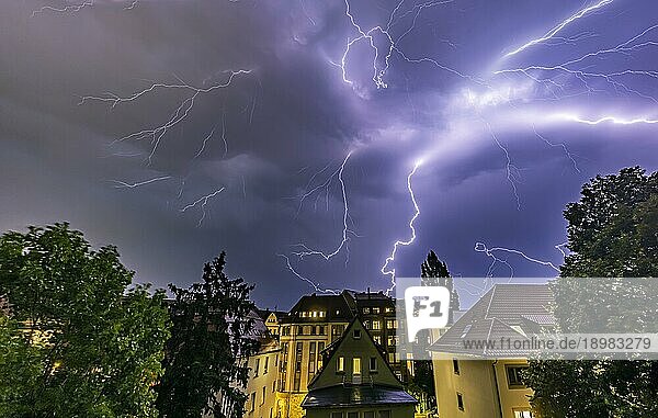 Sommergewitter  Nachtaufnahme mit Blitzen  Stuttgart  Baden-Württemberg  Deutschland  Europa
