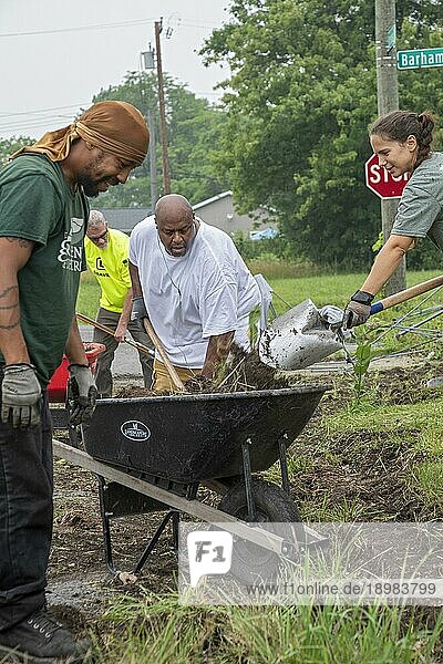 Detroit  Michigan  Freiwillige beseitigen Unkraut und Gras als Vorbereitung für die Bepflanzung eines Straßengartens im Stadtteil Morningside