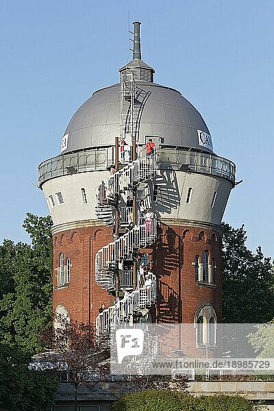 Camera Obscura Mülheim  Museum in ehemaligem Eisenbahnwasserturm  viele Besucher auf der Außenwendeltreppe  Mülheim an der Ruhr  Nordrhein-Westfalen  Deutschland  Europa