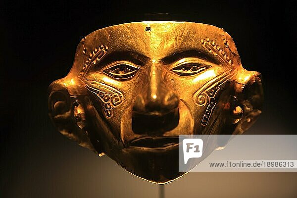 Republik Kolumbien  Bogota  Ausstellungsstücke im Goldmuseum  Museo de Oro  Maske  Kolumbien  Südamerika