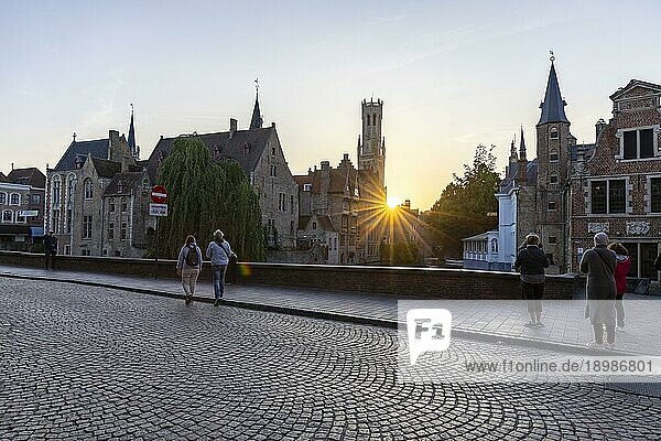 Sonnenuntergang am Dijver  hinten Belfort Glockenturm  Rozenhoedkaai  Brugge  Belgien  Europa