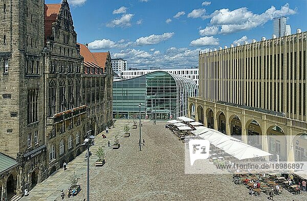Neues Rathaus  Peek & Cloppenburg und Galerie Roter Turm  Markt  Chemnitz  Sachsen  Deutschland  Europa