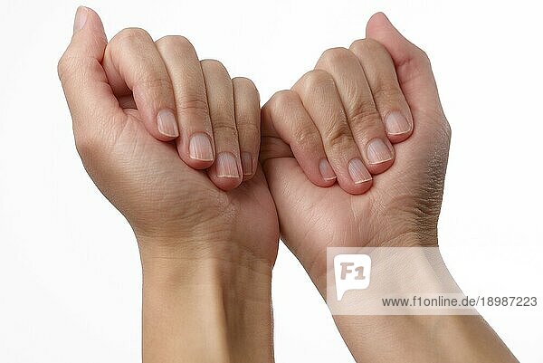 Frau mit natürlichen manikürten Nägeln  die ihre auf die Handflächen gebogenen Finger in einem Hautpflege Nagelpflege und Schönheitskonzept zeigt