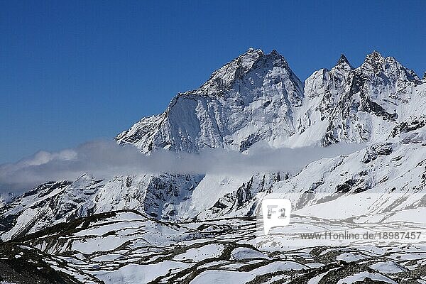 Szene im Gokyo Tal  Gletscher und hohe Berge