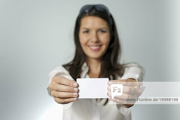 Brünette Frau nimmt Kreditkarte aus ihrer Handtasche