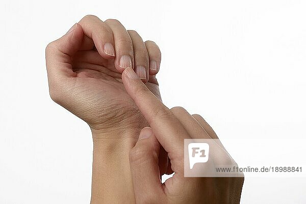 Frau mit natürlichen manikürten Nägeln  die auf ihre Nägel zeigt  die Zeichen des Alterns und des Mangels an Mineralien zeigen  Nagelpflege und Schönheitskonzept
