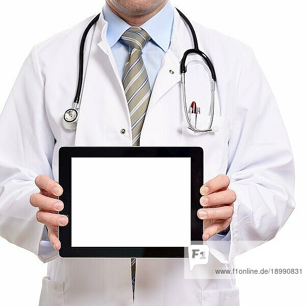 Nahaufnahme des Oberkörpers eines männlichen Arztes  der einen leeren Tablet Computerbildschirm hält  der der Kamera zugewandt ist und Platz für Ihre Werbung oder Ihren Text bietet