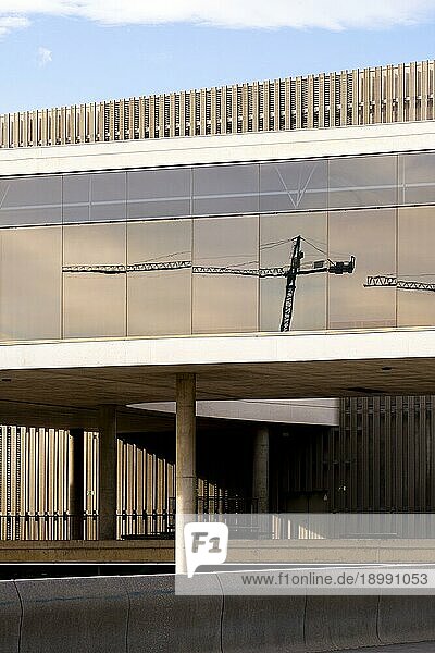 Baukräne spiegeln sich in einem modernen Gebäude  Barcelona  Katalonien  Spanien  Europa