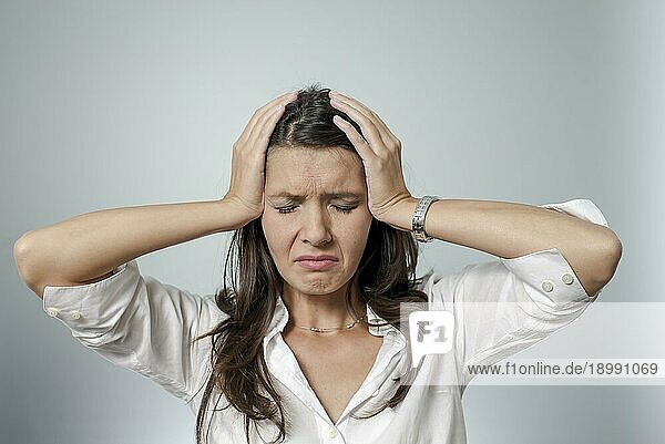 Frau mit Kopfschmerzen und negativem Gesichtsausdruck
