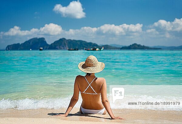 Porträt einer sinnlichen jungen Frau im weißen Bikini  die warmes tropisches Meerwasser genießt. Sommerurlaub Konzept