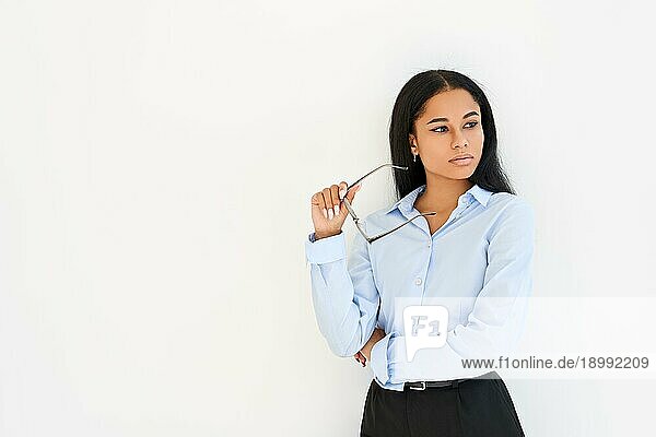 Nachdenklich afroamerikanische Geschäftsfrau posiert auf weißem Hintergrund mit Kopie Raum