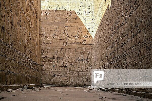 Hieroglyphische Korridore des Tempels von Edfu in der Stadt Edfu  Ägypten. Am Ufer des Nils  geco römischer Bau  Huros geweihter Tempel