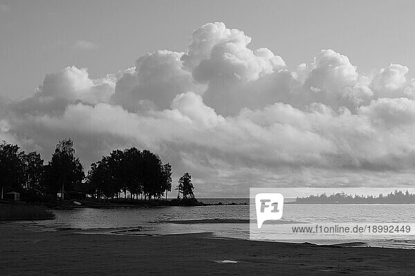 Schön geformte Sommerwolke über dem Vanernsee