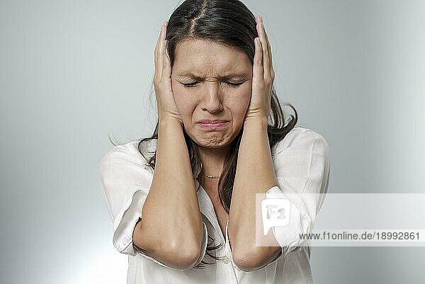 Frau mit Kopfschmerzen und negativem Gesichtsausdruck