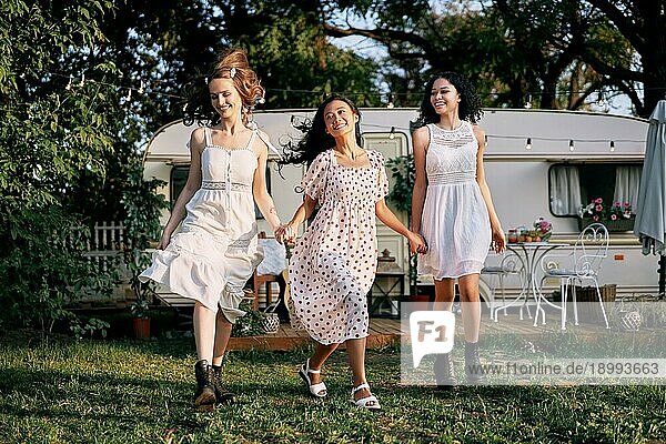 Glückliche schöne Frauen laufen und Spaß haben zusammen im Freien während eines Picknicks. Multi ethnische Mädchen kaukasischen  afrikanischen amerikanischen und asiatischen Mädchen genießen Urlaub. Frauen Freundschaft und Frauen Schönheit Konzept
