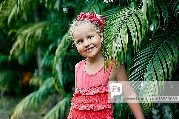 Cute lächelnd kleines Mädchen Porträt auf Sommertag auf der Straße Glückliche Kinder  Kindheit Konzept