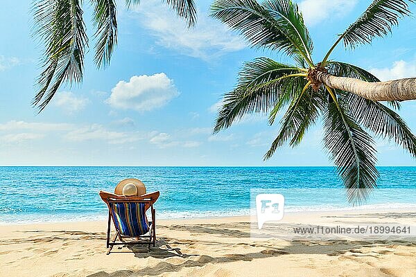 Zurück Blick auf junge schöne Frau sonnenbaden und entspannen Sie sich auf tropischen Strand mit Kopie Raum. Sommerurlaub Konzept