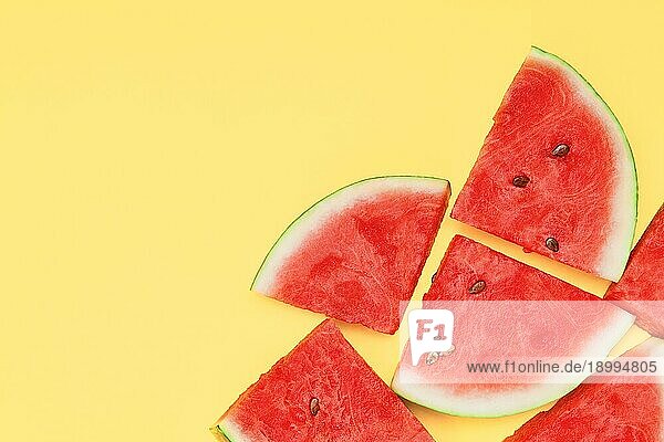 Süße Wassermelone Scheibe auf gelbem Hintergrund mit ccopy Raum
