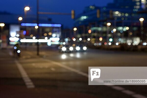 Verdeckter Blick auf die Stadtstraße aus der Sicht eines Fußgängers auf dem Gehweg oder an der Ecke bei Nacht
