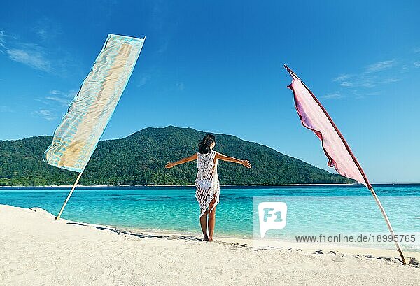Junge Frau mit Händen nach oben entspannen und genießen türkisfarbenen Meer am tropischen Strand im Paradies Insel. Reisen  Urlaub  Ruhe Konzept