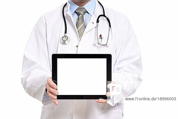 Nahaufnahme des Oberkörpers eines männlichen Arztes  der einen leeren Tablet Computerbildschirm hält  der der Kamera zugewandt ist und Platz für Ihre Werbung oder Ihren Text bietet