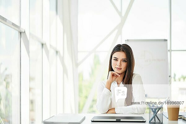 Porträt einer erfolgreichen hübschen Geschäftsfrau in einem modernen Büro mit Kopierraum. Geschäftserfolgskonzept