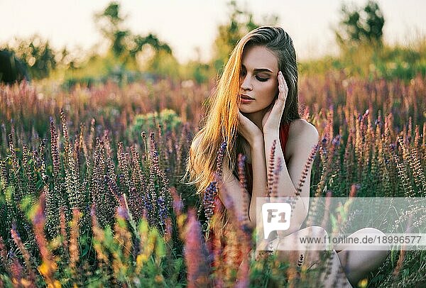 Porträt der schönen jungen Frau posiert in Salbei Feld in der Sommersonne. Im Freien  Mode  Schönheit Konzept