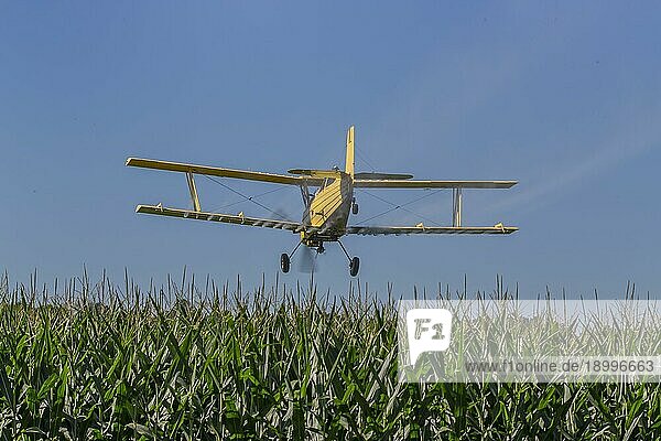 Ein Sprühflugzeug bringt Chemikalien auf einem Feld aus