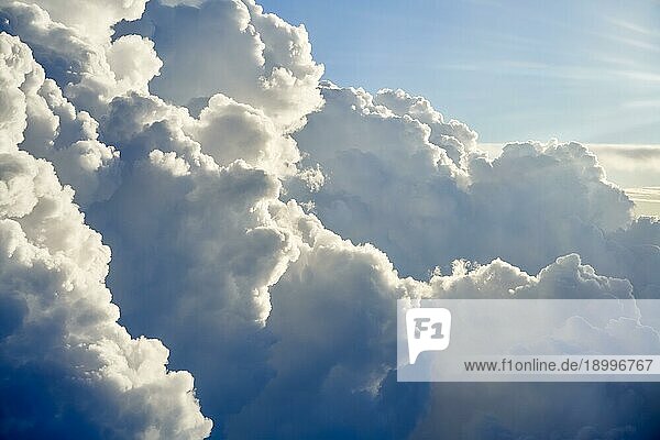 Schöne flauschige Wolken am Himmel. Cloudscape Natur Hintergrund