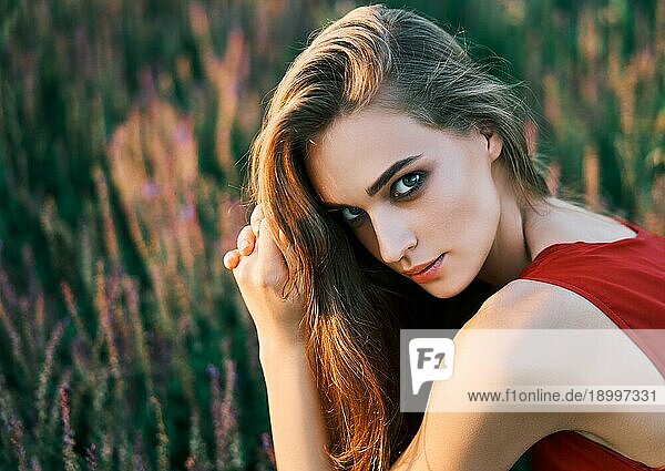 Porträt der schönen jungen Frau posiert in Salbei Feld in der Sommersonne. Im Freien  Mode  Schönheit Konzept
