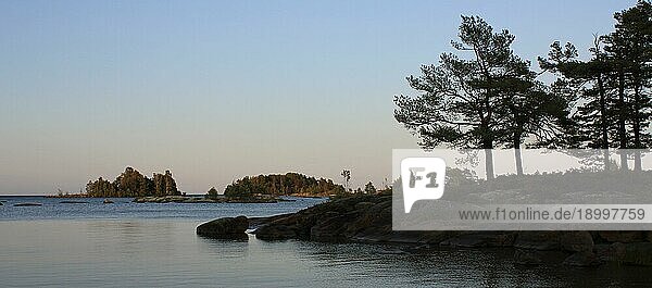 Szene an einem Spätsommernachmittag am Ufer des Vanernsees  Schweden  Europa