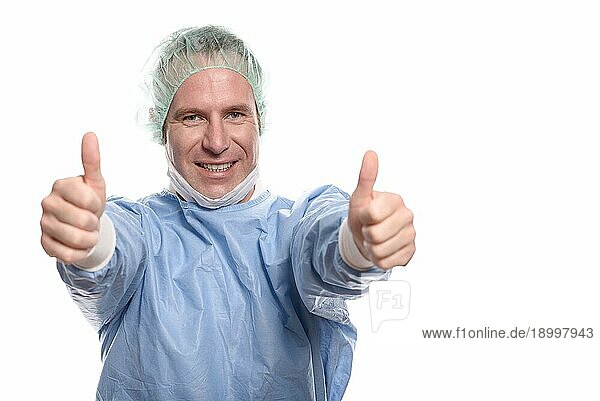 Glücklicher männlicher Arzt  der mit einer Daumen hoch Geste anzeigt  daß die Operation oder Behandlung eines Patienten erfolgreich war und Hoffnung auf eine vollständige Genesung besteht  vor weißem Hintergrund