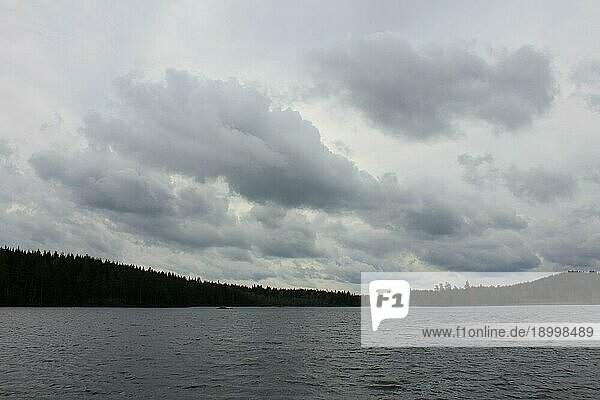 Dramatischer Himmel über einem kleinen See bei Backefors  Schweden  Europa