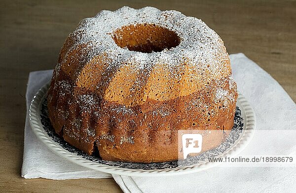 Selbstgebackener ganzer Marmorkuchen mit Puderzucker