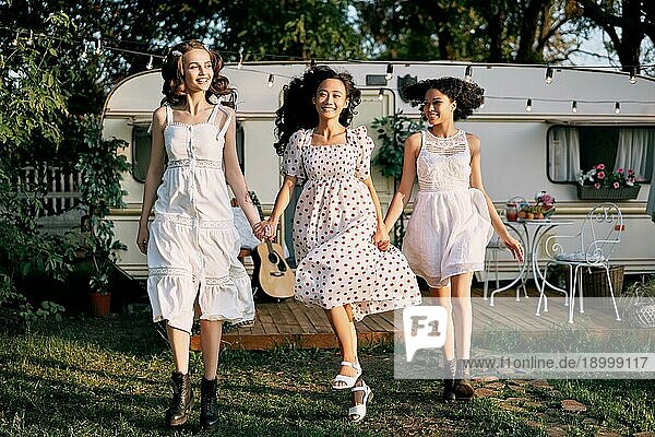 Glückliche schöne Frauen laufen und Spaß haben zusammen im Freien während eines Picknicks. Multi ethnische Mädchen kaukasischen  afrikanischen amerikanischen und asiatischen Mädchen genießen Urlaub. Frauen Freundschaft und Frauen Schönheit Konzept