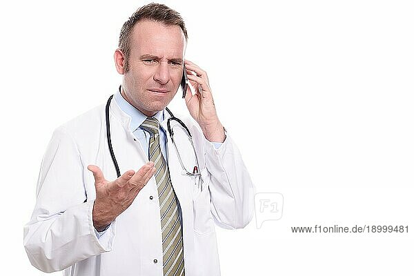 Verwirrter Arzt  der in ein Mobiltelefon spricht  mit der Hand gestikuliert und die Stirn runzelt  während er versucht  die Symptome des Patienten zu verstehen  vor weißem Hintergrund
