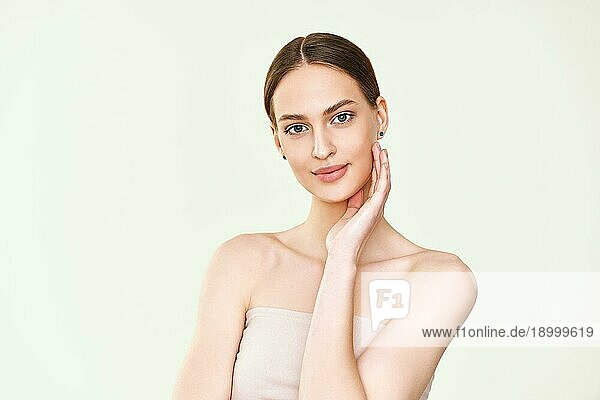 Schönheit junge Frau Porträt mit perfekten glatten Haut. Naturkosmetik  Hautpflege  Spakonzept