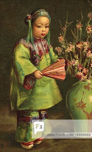 Chinesisches Mädchen mit einem Fächer steht neben einer großen Blumenvase  1906  Peking  China  Historisch  digital restaurierte Reproduktion von einer Vorlage aus dem 19. Jahrhundert  Asien