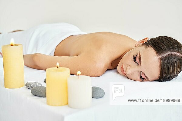 Schöne junge Frau entspannen in Spa Salon. Massage  Therapie  Schönheitsbehandlung Konzept