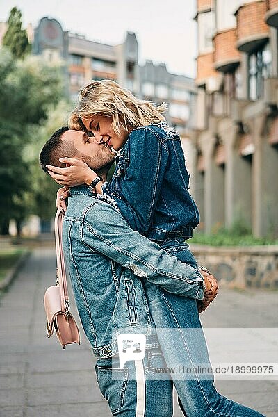 Paar glückliches Treffen umarmen und küssen auf der Straße Junge Liebende umarmen sich gegenseitig. Liebe und Dating Konzept