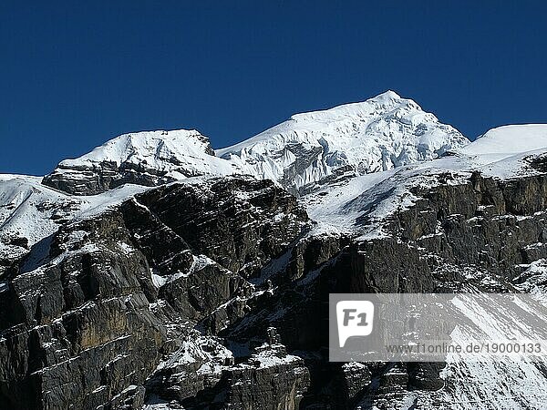 Schöner Chulu West  hoher Berg in Nepal