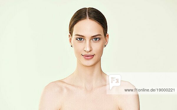 Schönheit junge Frau Porträt mit perfekten glatten Haut. Naturkosmetik  Hautpflege  Spakonzept