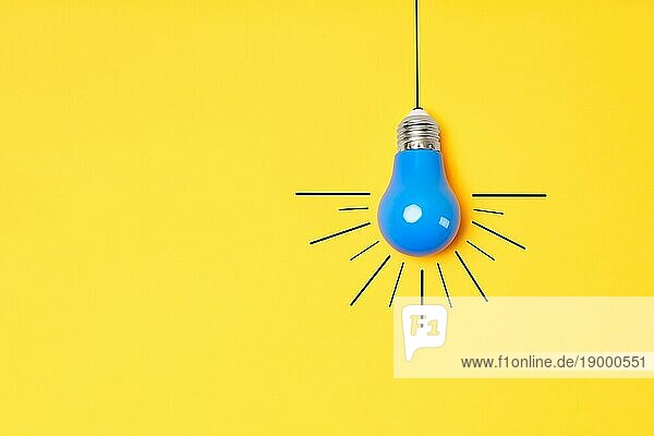 Konzept kreative Idee mit Glühbirne auf gelbem Hintergrund mit Kopie Raum. Lösung Symbol  Business Kreativität  Inspiration und Motivation für den Erfolg