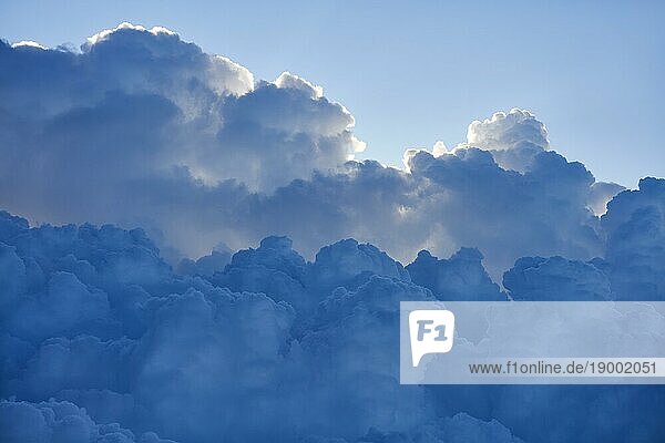 Schöne flauschige Wolken am Himmel. Cloudscape Natur Hintergrund